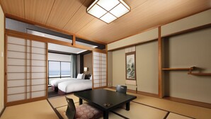 Una habitación tradicional japonesa con suelo de tatami, una mesa baja y una cama con vistas.