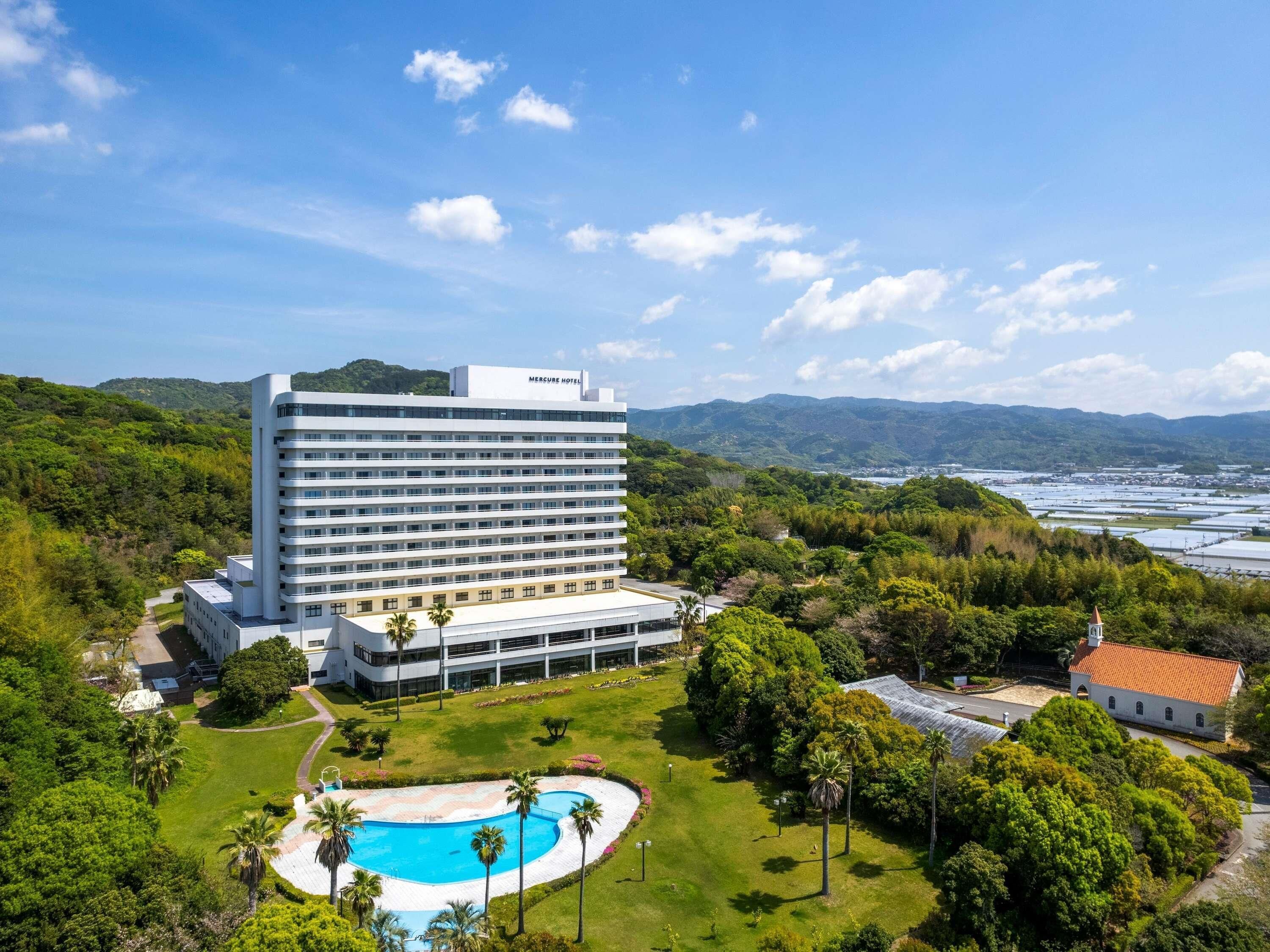 季節限定屋外プール、営業時間 14:00 ～ 18:00、プール パラソル、ライフガード配置