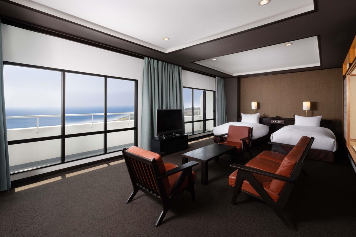 Junior suite, Meerdere bedden, uitzicht op zee (Japanese Western Style) | Luxe beddengoed, donsdekens, een kluis op de kamer, een laptopwerkplek