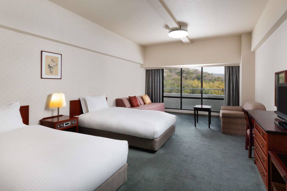 Classic Room, 2 Twin Beds | Premium bedding, down comforters, in-room safe, laptop workspace
