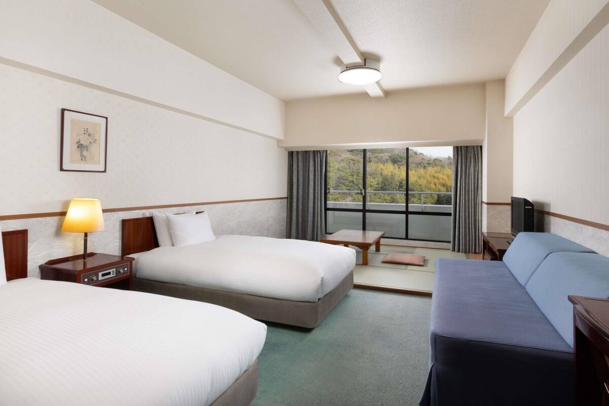 Premium bedding, down comforters, in-room safe, laptop workspace