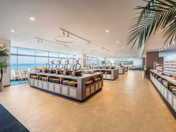 Petit déjeuner et dîner servis sur place