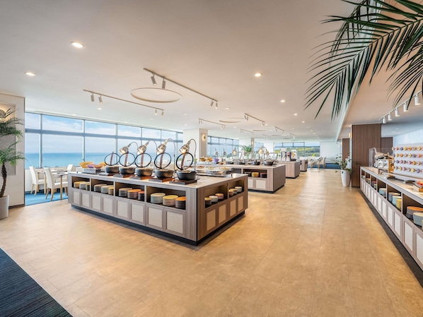 Petit déjeuner et dîner servis sur place