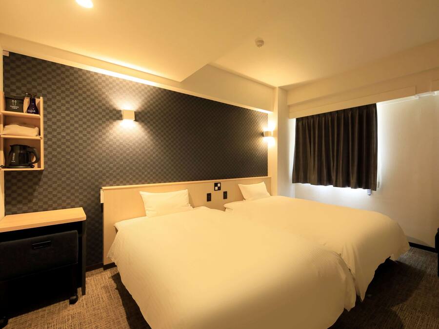 Habitació amb dos llits individuals superior, no fumadors | Espai de treball apte per a portàtils i cortines opaques