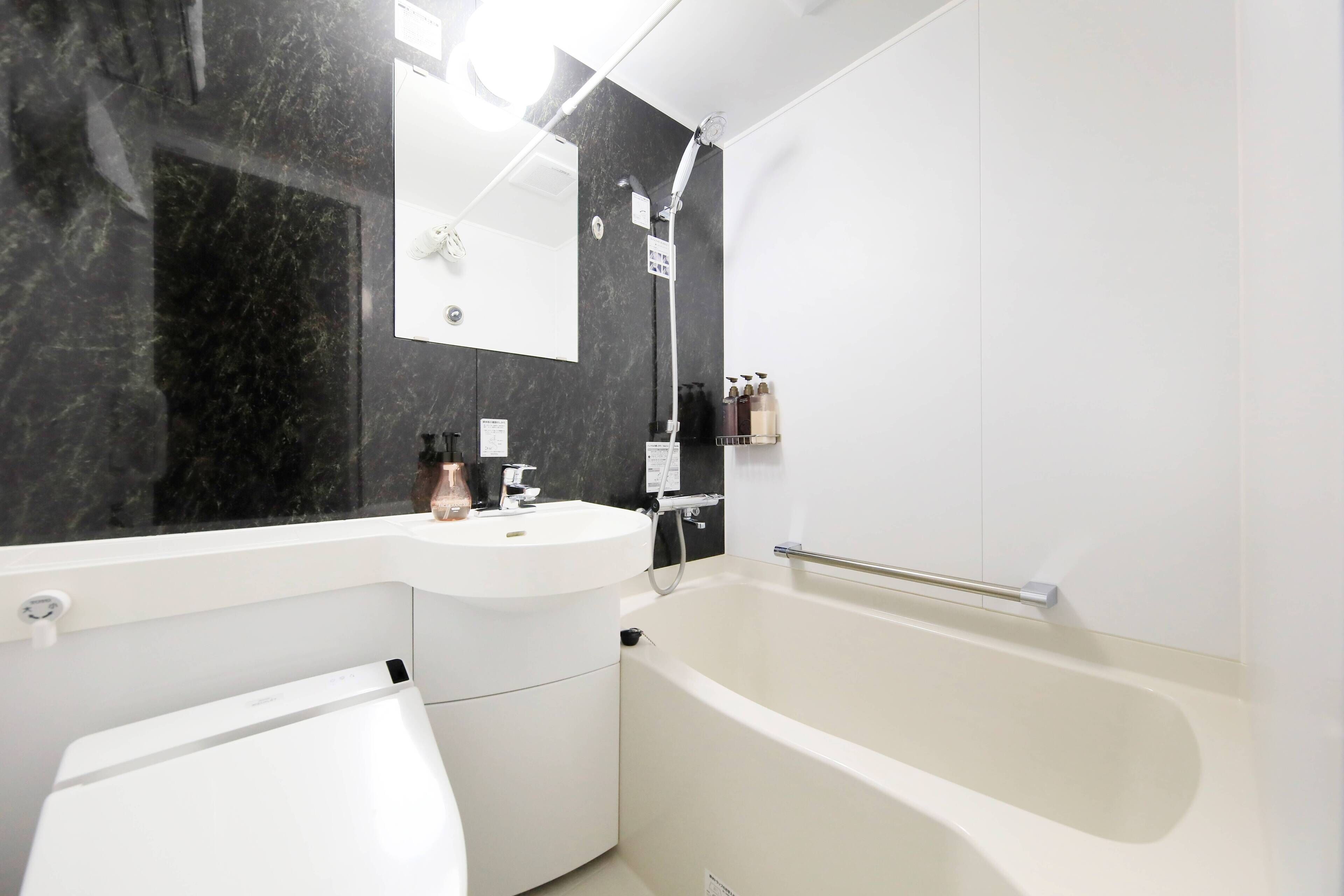 Ensemble douche/baignoire, articles de toilette gratuits, sèche-cheveux