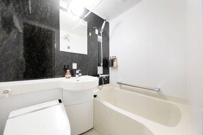 Kombinasi shower/bathtub dan perlengkapan mandi gratis