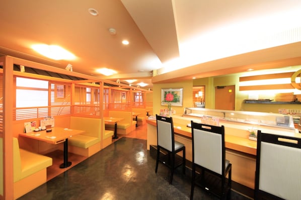 2 restaurants servant le déjeuner et le dîner, plats Cuisine japonaise