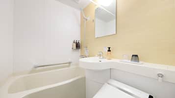 Un baño moderno con bañera, lavamanos y espejo.