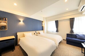 Habitación superior con 2 camas individuales, para no fumadores | Espacio para trabajar con laptop, cortinas blackout y insonorización 