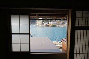 Suite tradicional, vistas al mar (Japanese-Style, Private Bathroom) | Vistas desde la habitación