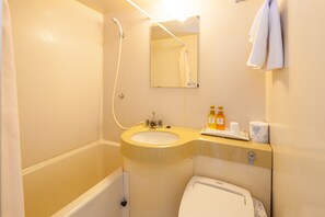 Combined shower/tub, electronic bidet, towels - Fukuyama Terminal Hotel (Fukuyama)