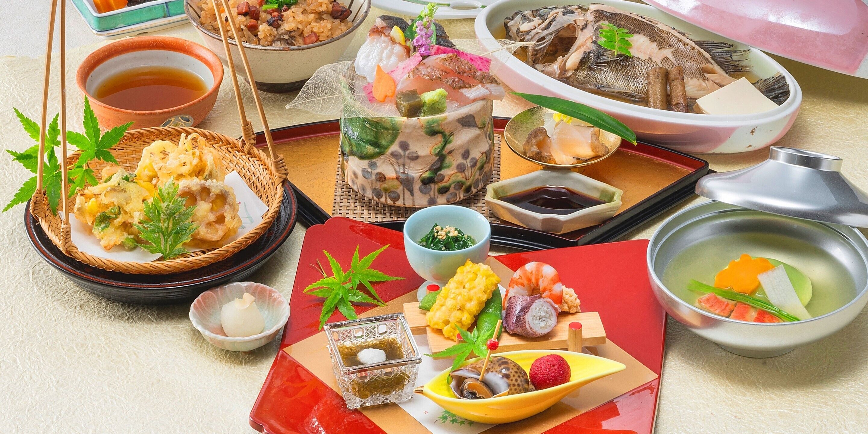 Une variété de plats japonais, notamment des sushis, des sashimis et un bol de soupe.