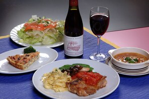 Phục vụ bữa sáng và bữa tối 