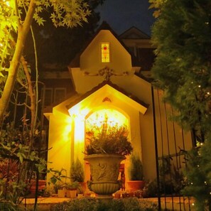 Exterior detail - Hana no Mori Claris (Ito)