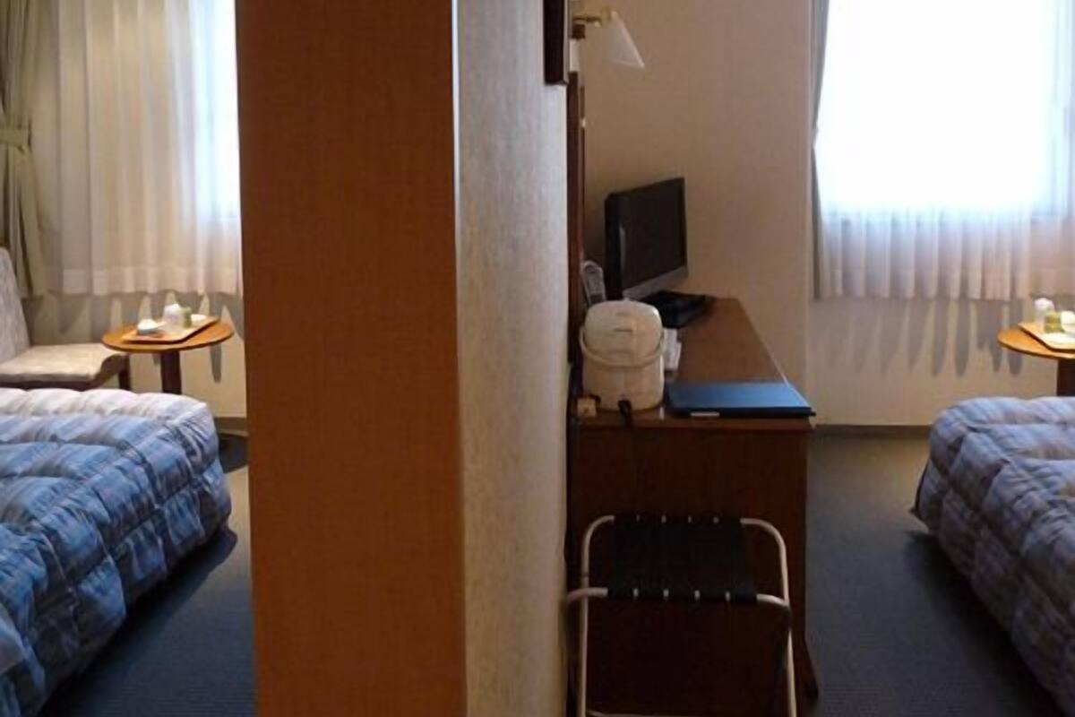 Skrivebord, blendingsgardiner, strykejern/-brett og wi-fi (inkludert)