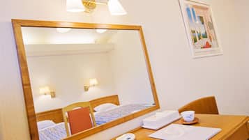 書桌、遮光窗簾/窗簾、熨斗/熨衫板、免費 Wi-Fi