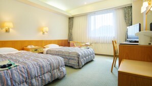 A hotel room with two beds, a desk, a chair, a TV, and a window with curtains. - New Royal Hotel Shimanto (Shimanto)