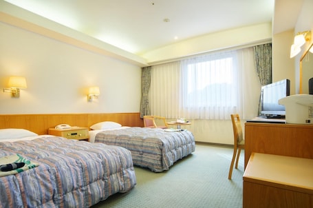 Escritorio, cortinas blackout y tabla de planchar con plancha . New Royal Hotel Shimanto