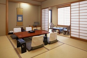 A traditional Japanese room with tatami flooring, a low table, and seating. - Shinshu Shimosuwa Onsen Gingetsu (Suwa)