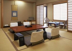 A traditional Japanese room with tatami flooring, a low wooden table, and four tatami mat cushions. - Shinshu Shimosuwa Onsen Gingetsu (Suwa)