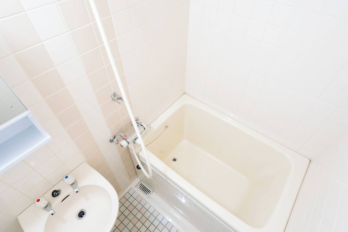 standard room | bathroom | combined shower/bathtub, deep-soaking bathtub, free toiletries