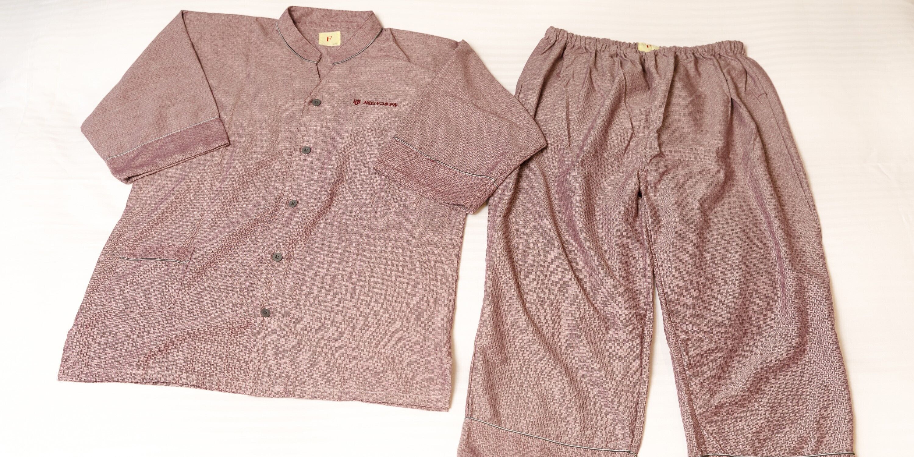 Un pantalón rosa y una camisa a juego, con un bolsillo y botones.