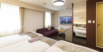 Habitación triple, no fumadores | Edredones de plumas, caja fuerte, escritorio y cortinas opacas