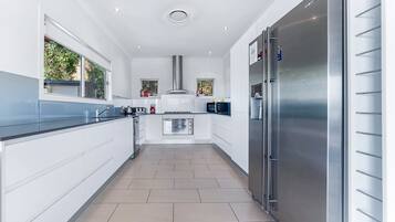 House, 4 Bedrooms | Private kitchen | Full-sized fridge, microwave, oven, stovetop