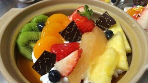 A dessert with various fruits and chocolate pieces in a ceramic bowl. - Togurakamiyamadaonsen Shunjyuan Kikusui Ryokan (Chikuma)