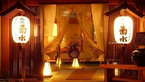 A traditional Japanese entrance with wooden doors and lanterns. - Togurakamiyamadaonsen Shunjyuan Kikusui Ryokan (Chikuma)