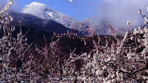 A mountain with snow-capped peaks and a clear blue sky. - Togurakamiyamadaonsen Shunjyuan Kikusui Ryokan (Chikuma)