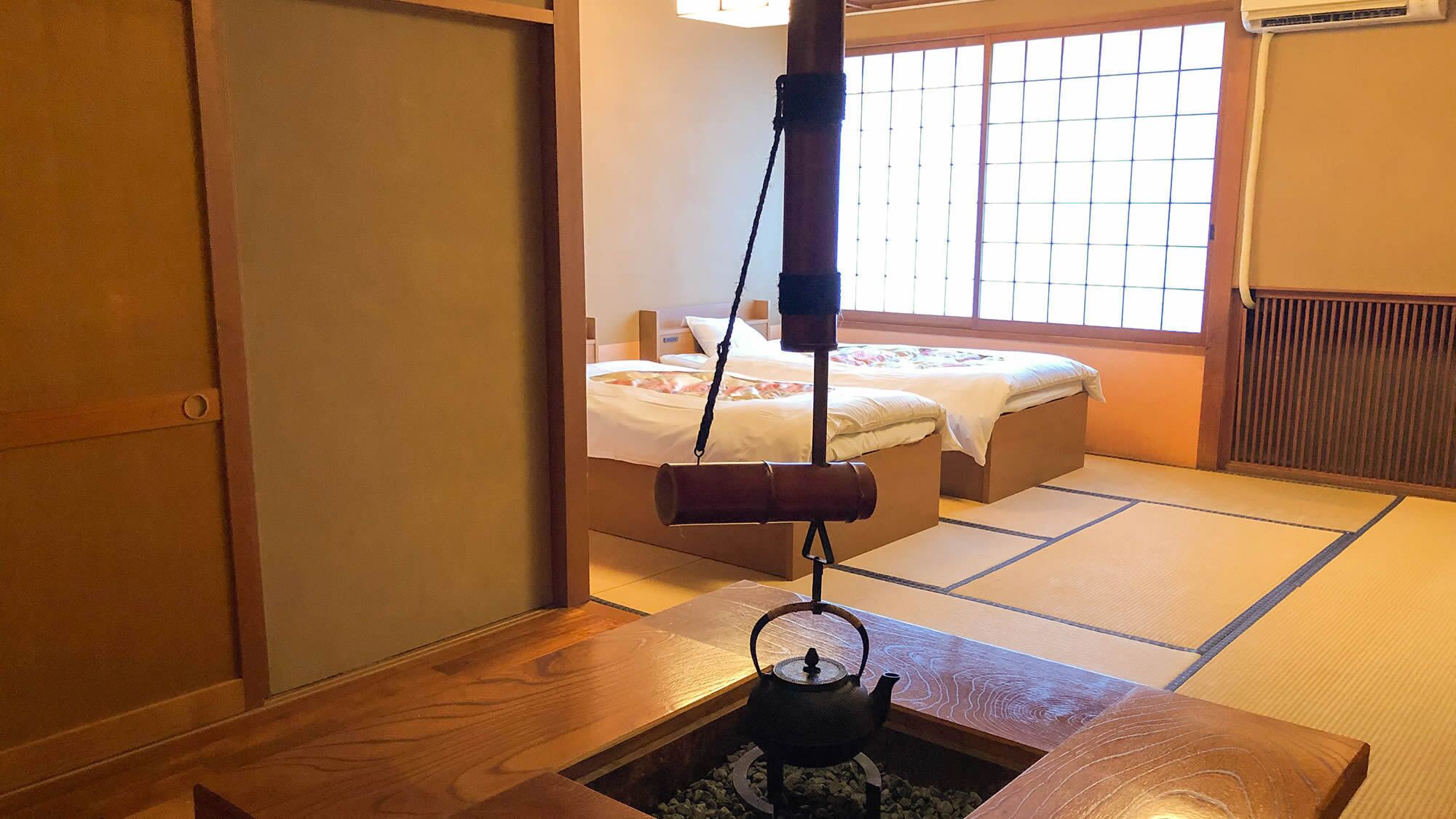 Une pièce de style japonais traditionnel, avec un sol recouvert de tatamis, un futon servant de lit, une bouilloire à thé et une porte coulissante.