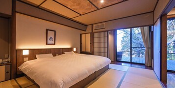 Run of the House, In-room Open-air Bath | Premium bedding, in-room safe, individually decorated