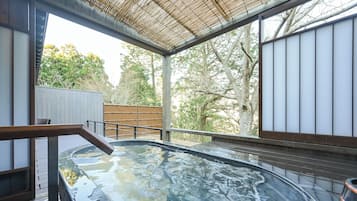 Dining Room No Smoking | Bathroom | Shower, free toiletries, hair dryer, bathrobes