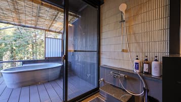 Dining Room No Smoking | Bathroom | Shower, free toiletries, hair dryer, bathrobes