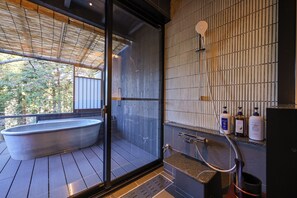 Habitación, no fumadores (Dining) | Baño | Ducha, artículos de higiene personal gratuitos y secador de pelo
