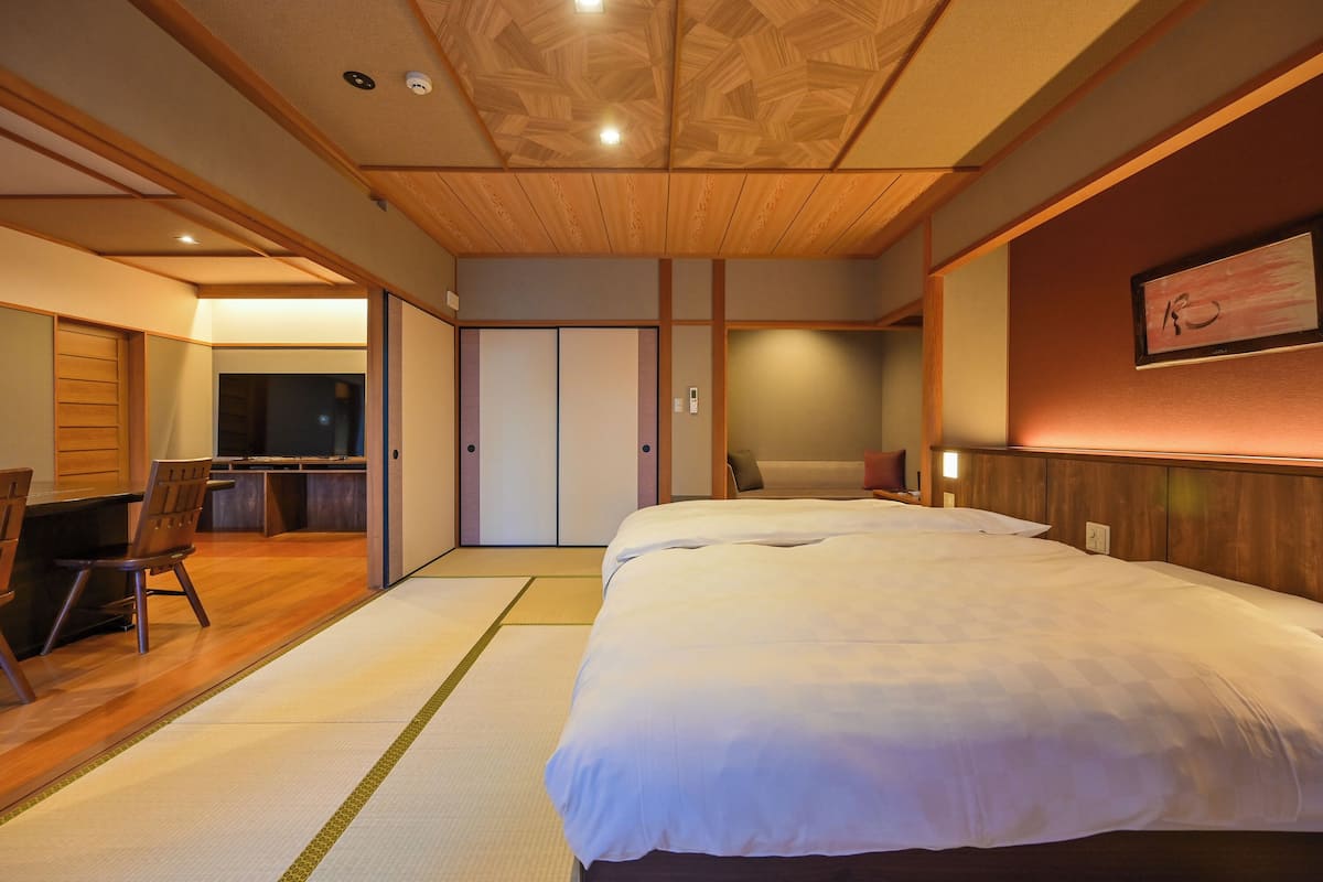 Una habitación de hotel con una cama grande, un escritorio y un armario.