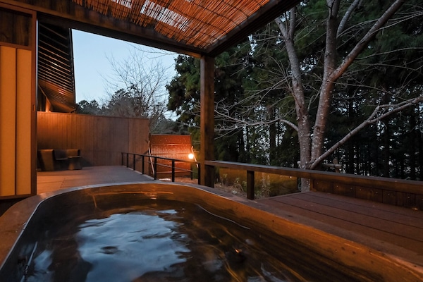 Suite | Bathroom | Shower, free toiletries, hair dryer, bathrobes