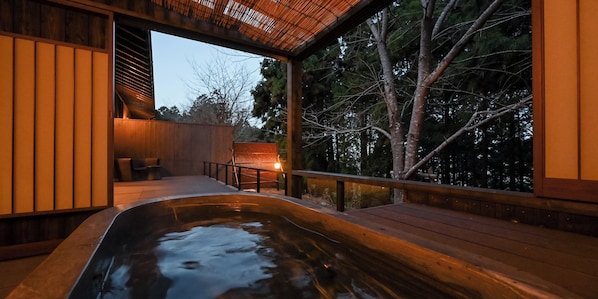 Suite | Bathroom | Shower, free toiletries, hair dryer, bathrobes