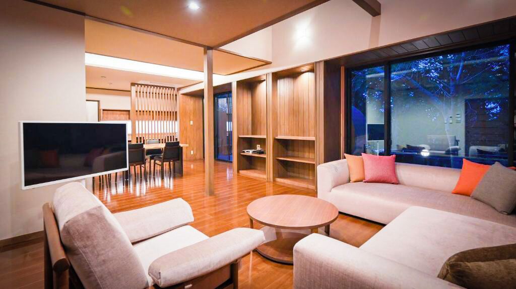 Premium bedding, in-room safe, individually decorated