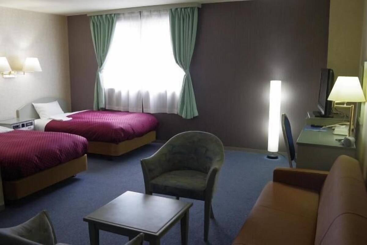 Literie de qualitĂ©, couette en duvet, bureau, rideaux dâobscurcissement