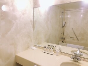 Duschwanne, kostenlose Toilettenartikel, Haartrockner, Hausschuhe