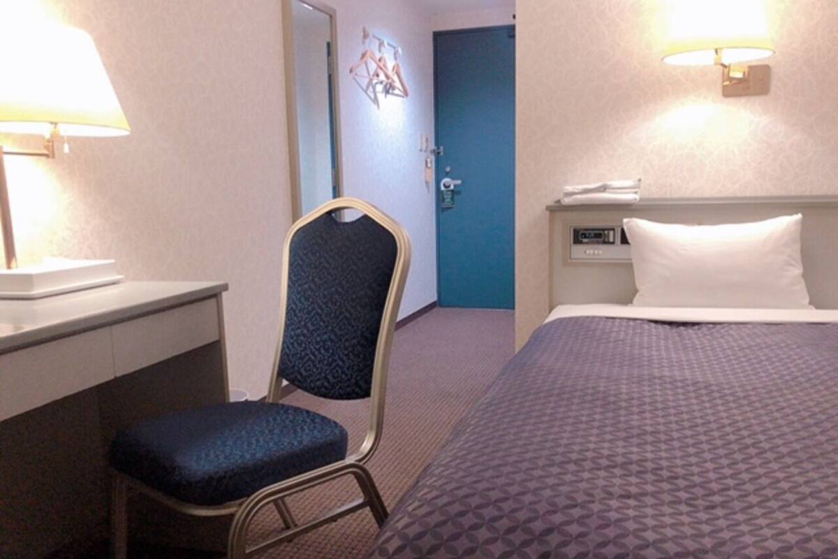 Literie de qualitĂ©, couette en duvet, bureau, rideaux dâobscurcissement