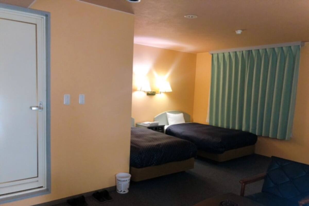 Literie de qualitĂ©, couette en duvet, bureau, rideaux dâobscurcissement