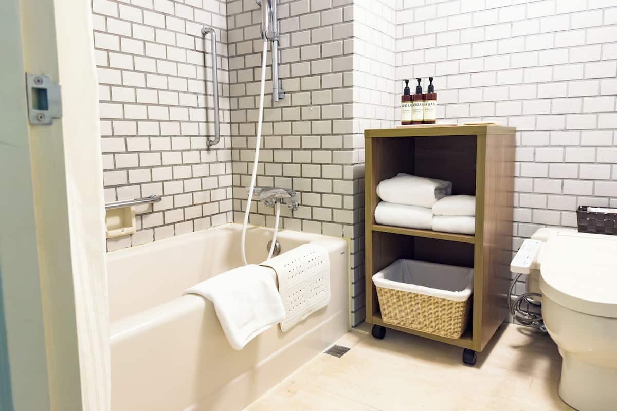 Ensemble baignoire-douche, baignoire profonde