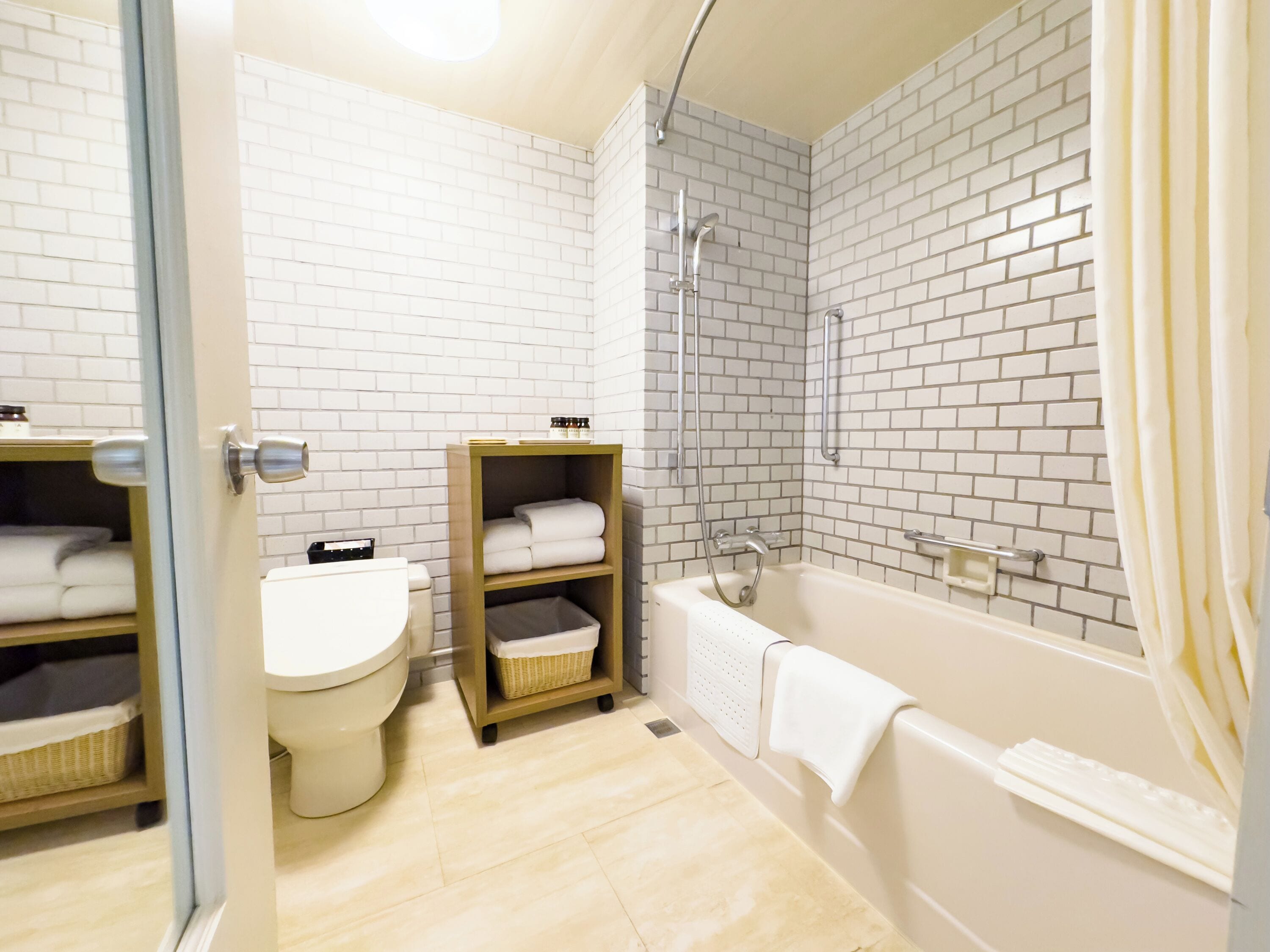 executive suite room(non-smoking) | bathroom | combined shower/bathtub, deep-soaking bathtub, free toiletries