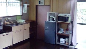 标准房 | 私人厨房 | 冰箱、微波炉、炉灶、厨具/餐具