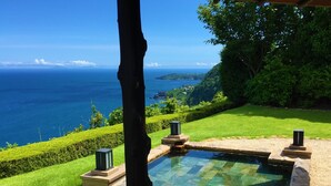 A pool with a clear view of the ocean and a lush green landscape. - Seaside Resort Tsukino Usagi (Ito)