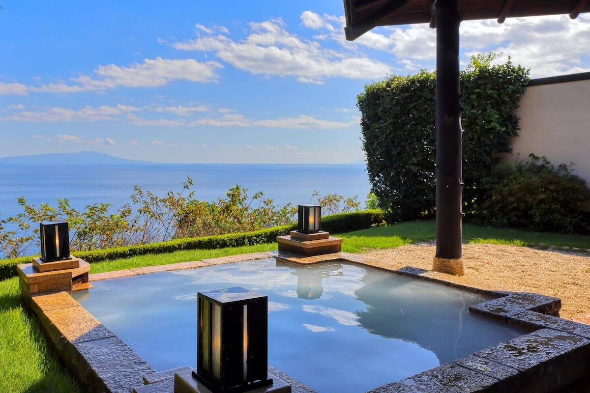 Bañera de hidromasaje al aire libre