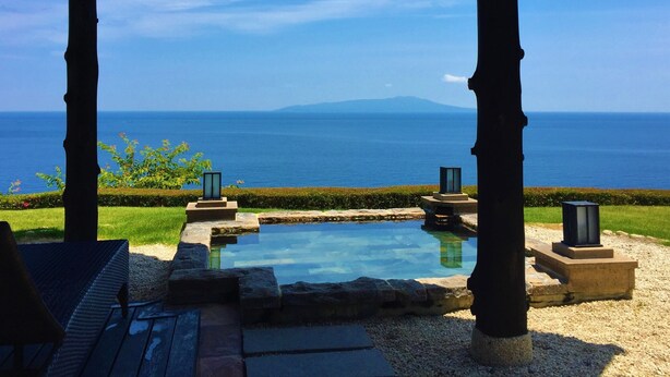 A pool area with a clear view of the sea and a distant mountain. - Seaside Resort Tsukino Usagi (Ito)